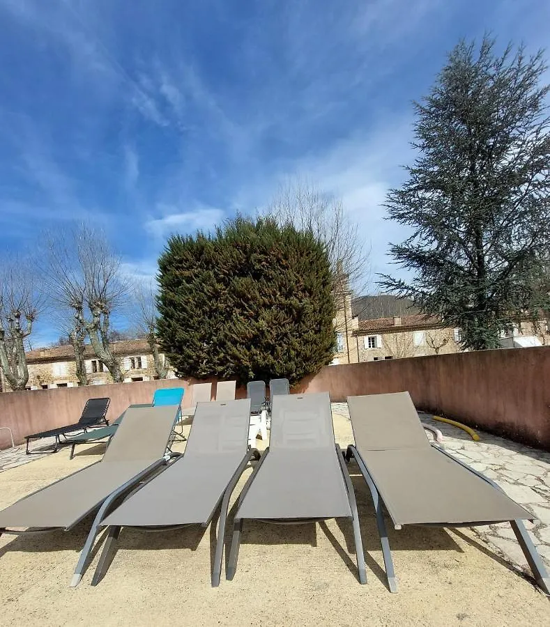 superbe appartement en résidence avec piscine dans le Luberon au pied du colorado provencal Rustrel